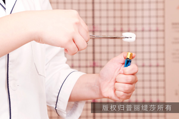 对于初次入店的顾客，美容师如何获得好感