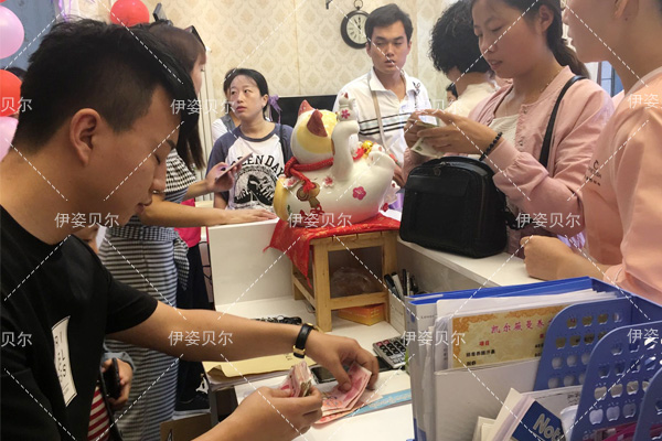 家庭式美容院挣钱吗