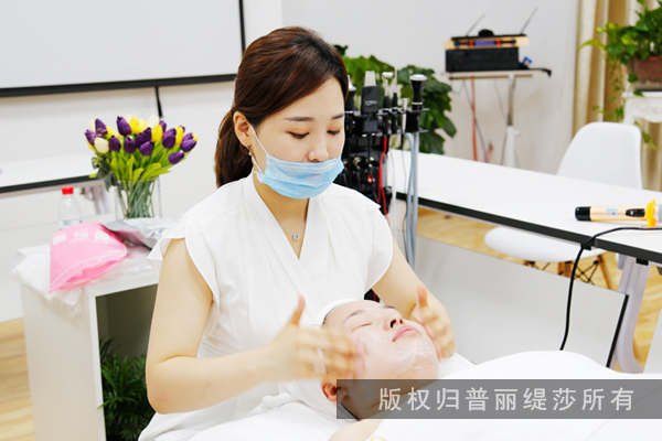 开一家克丽缇娜门店一年收入可以达到多少