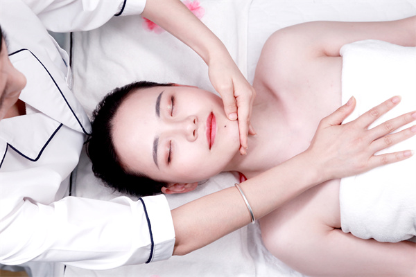 新顾客进皮肤管理店，问好这5句快速成交！